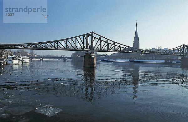Brücke über Fluss  eisernen Steg Brücke  Main  Frankfurt am Main  Hessen  Deutschland