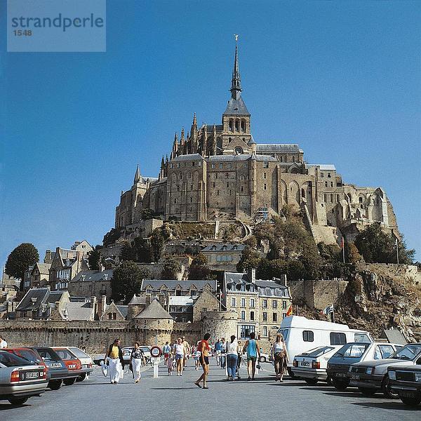 Touristen zu Fuß in Richtung Kirche  Mont Saint-Michel  der Normandie  Frankreich
