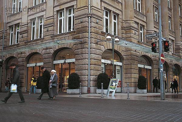 Touristen walking vor Shop  Frankfurt  Deutschland