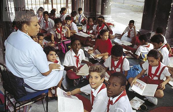 Lehrer Schüler im Klassenzimmer  Havanna  Kuba