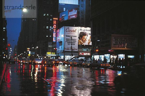 Verkehr auf der Straße bei Nacht  Times Square in New York City  New York State  USA