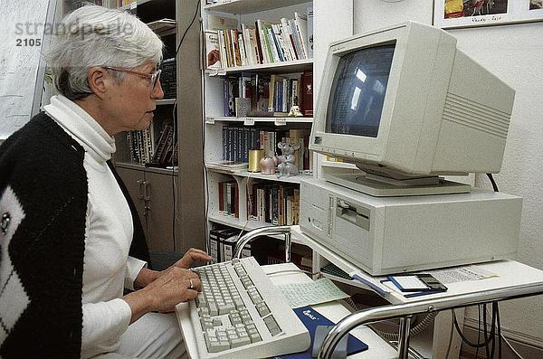 Seitenansicht Side senior weiblich working auf Computer  Deutschland