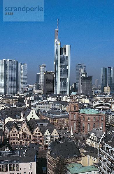 Skyline der Stadt gegen blauen Himmel  Frankfurt  Deutschland