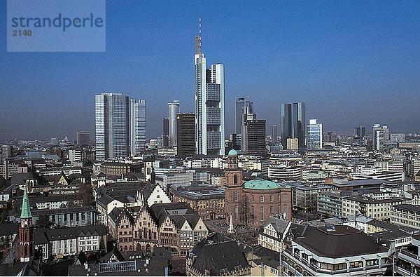 Skyline der Stadt gegen blauen Himmel  Frankfurt  Deutschland