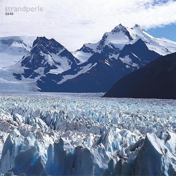 Eisberge mit Gebirge im Hintergrund  Perito-Moreno-Gletscher  argentinische Gletscher Nationalpark  Patagonien  Argentinien