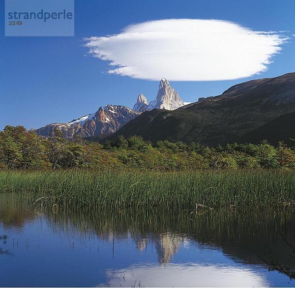 Spiegelung eines Berges im Wasser  Monte Fitz Roy  Argentine Glaciers National Park  Patagonien  Argentinien