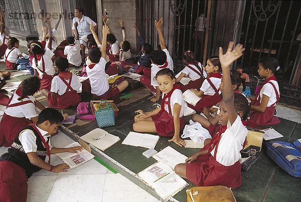 Schülerinnen und Schüler sitzen in Klassenzimmer  Arroyo Naranjo  Havanna  Kuba