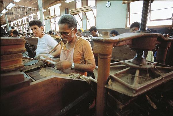 Mann und Frau Rollen Tabak leafs Partagas Zigarre Factory  Havanna  Kuba