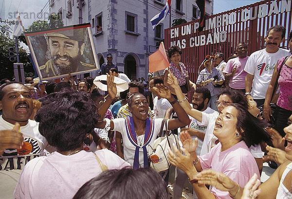 Menschen singen in der Straße Feier  Vedado  Havanna  Kuba
