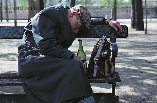 Nahaufnahme der betrunkener Mann sitzend auf Parkbank  Jardin des Tuileries  Paris  Frankreich