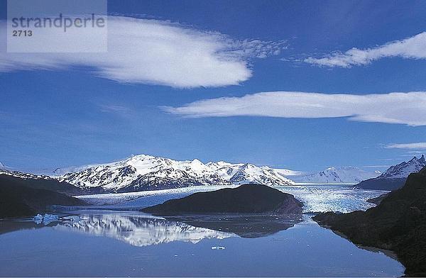 Reflexion der Berg im Wasser  Torres del Paine National Park  Patagoniens