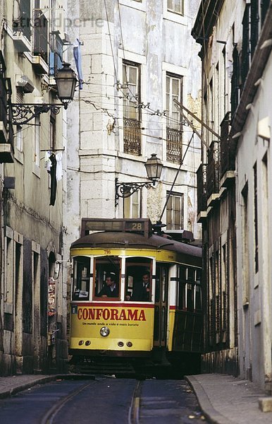 Straßenbahn am Road  Alfama  Lissabon  Portugal