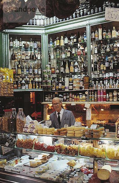 Portrait of a älterer Mann Verkauf von Käse in einem Geschäft  Manteigaria Londrina  Baixa  Lissabon  Portugal  Europa