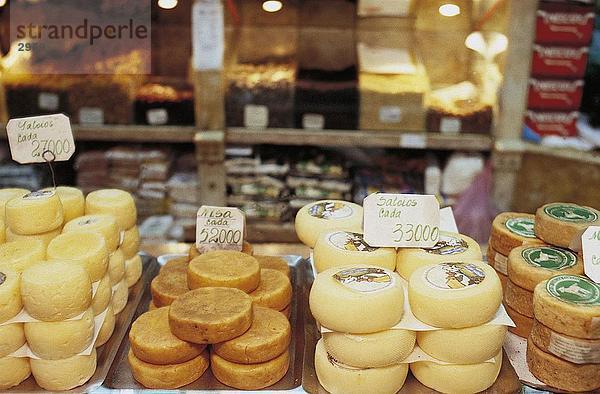 Stapel von Käse Laufradschnäppchen im Markt  Baixa  Lissabon  Portugal  Europa