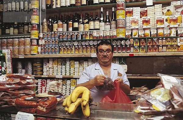 Porträt eines Mitte Erwachsenen Mannes verkauft Gewürze und Lebensmittel  Manteigaria Londrina  Baixa  Lissabon  Portugal  Europa