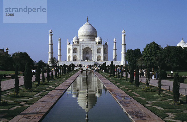 Reflexion des Mausoleums in Wasser  Taj Mahal  Agra  Uttar Pradesh  Indien