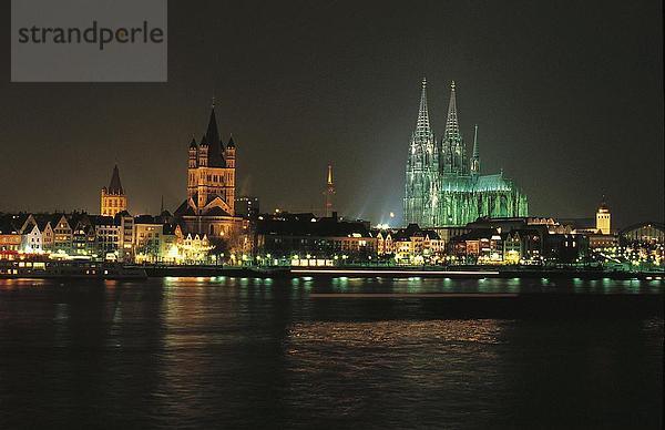 Kirche beleuchtet nachts  große St. Martin Kirche  Rhein River  Köln  Deutschland