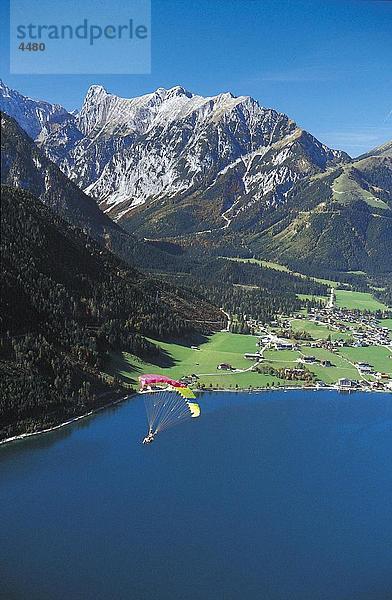 Person Paragliding über See  Rofangebirge  Achensee  Tirol  Österreich