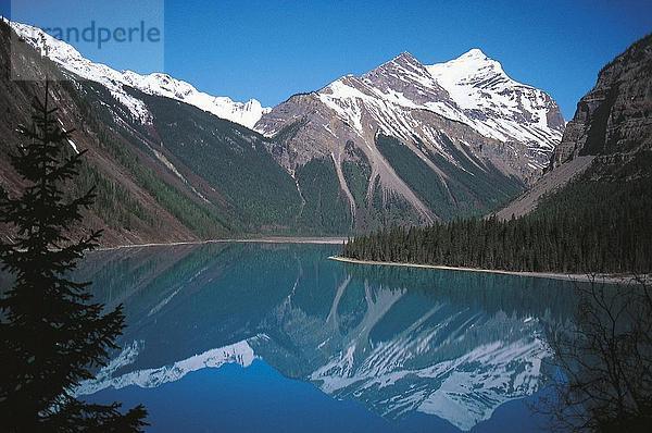 Reflexion der Berge in Wasser  Kinney Lake  Mount Robson Provincial Park  British Columbia  Kanada