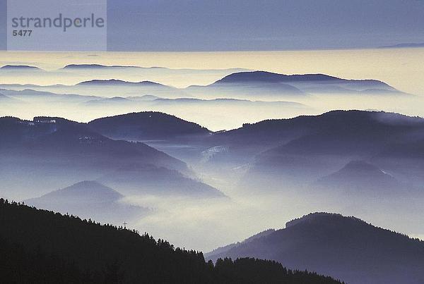 Erhöhte Ansicht des nebligen Bergen  Schwarzwald  Baden-Württemberg  Deutschland