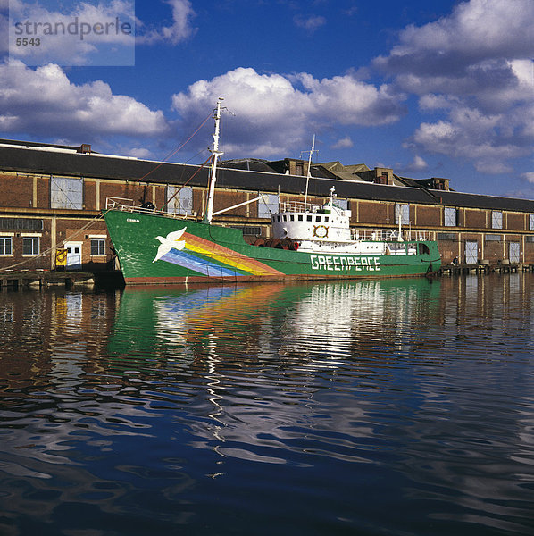 Schiff vertäut am Hafen  Docklands  London  England