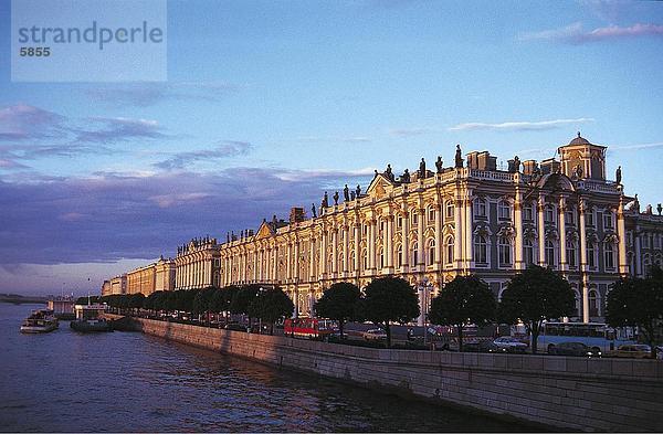 Palast am Flussufer  Winterpalais  St. Petersburg  Russland