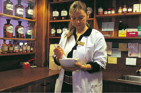 Female Pharmacist Assistent arbeiten im Labor  Deutschland