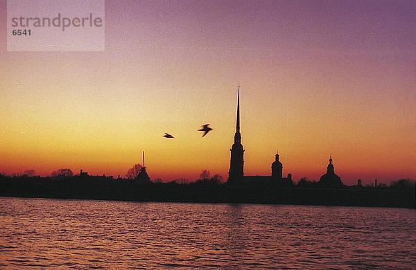 Silhouette von Gebäuden Waterfront  St. Petersburg  Russland