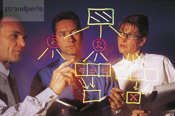 Drei Geschäftsleute diskutieren einen Hierarchie-graph