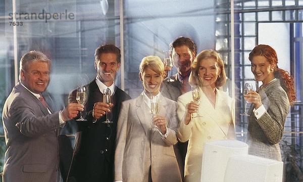 Porträt Gruppe von Führungskräften mit Champagne Flöten