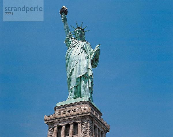 Untersicht der Statue of Liberty  New York City  New York State  USA