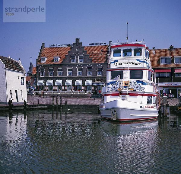 Tour Boot im Hafen  Volendam  Niederlande