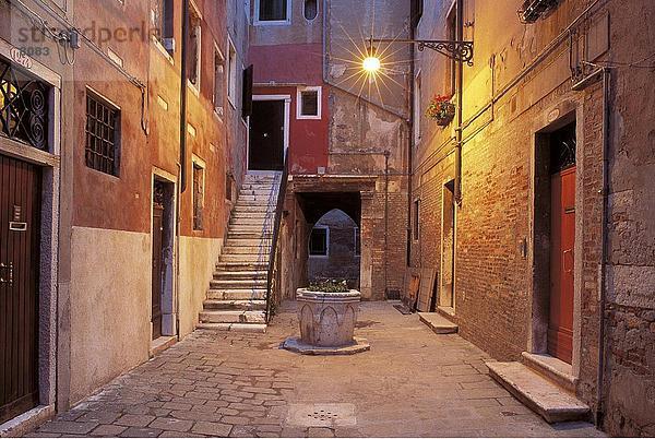 Innenhof beleuchtet nachts  Venedig  Veneto  Italien