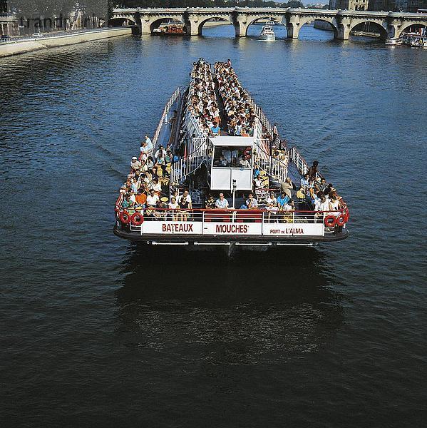 Sightseeing-Boot im Fluss  Paris  Frankreich