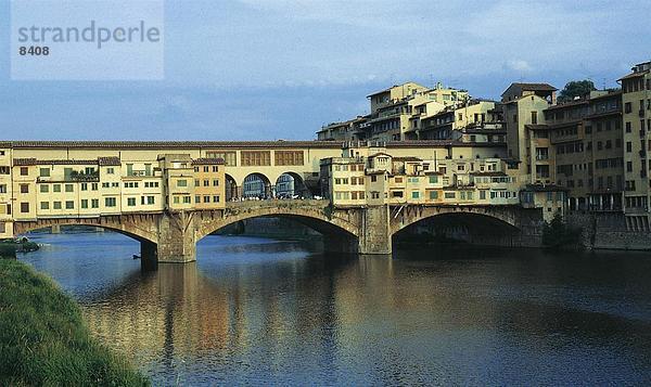 Bogenbrücke über Fluss  Ponte Vecchio  Florenz  Toskana  Italien