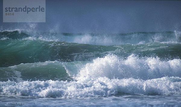Hohe Wellen planschen im Meer