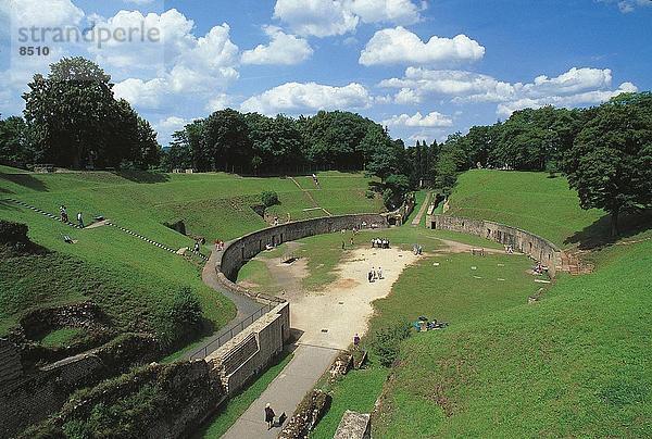 Erhöhte Ansicht der Touristen am antiken Amphitheater in Park  Trier  Deutschland