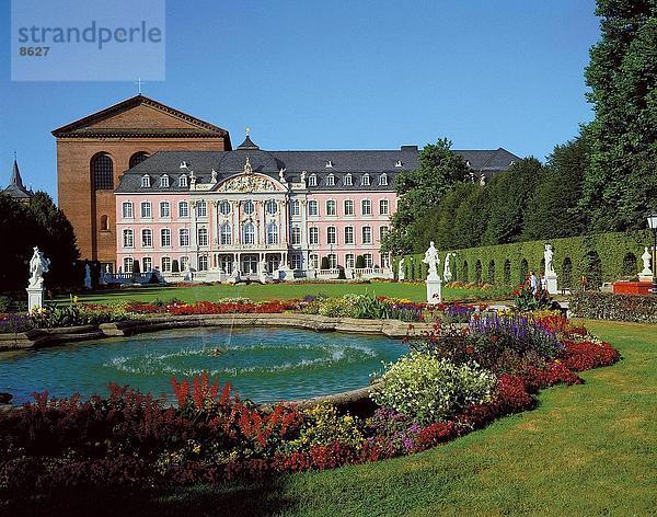 Garten im Palast  Kurfürst 's Palace  Trier  Rheinland-Pfalz  Deutschland