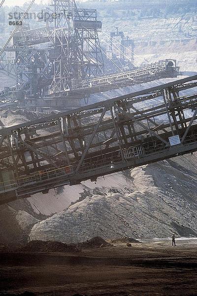 Krane in offenen Kohle umgewandelt mine  Nordrheinwestfalen  Deutschland