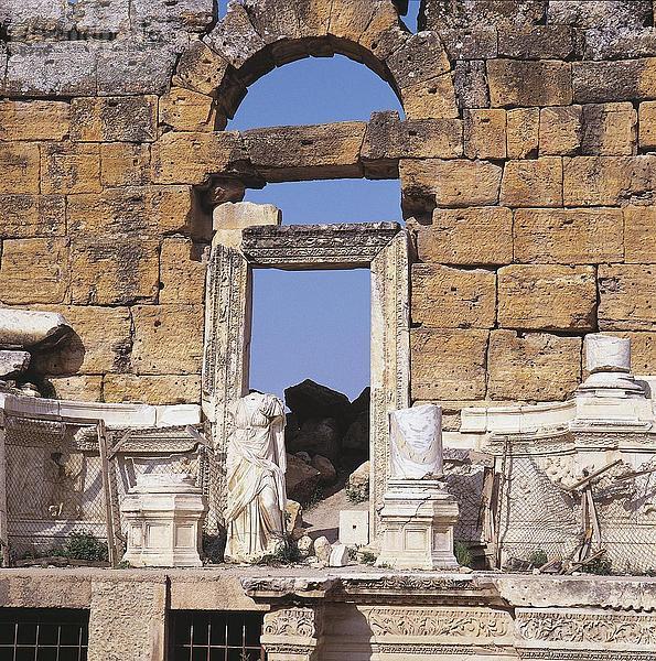 Alte Ruinen des Amphitheaters  Hierapolis  Türkei