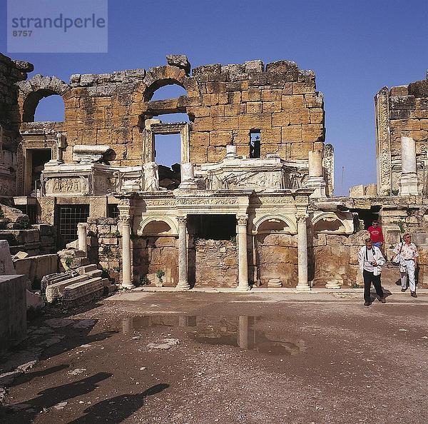 Touristen in archäologischen Stätte  Hierapolis  Türkei