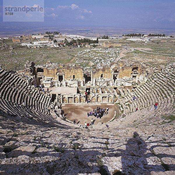 Luftbild von Touristen am archäologischen Standort  Hierapolis  Türkei