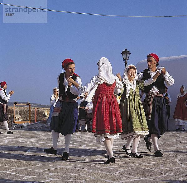Zwei Paare tanzen in Trachten  Naoussa  Paros Island  Griechenland