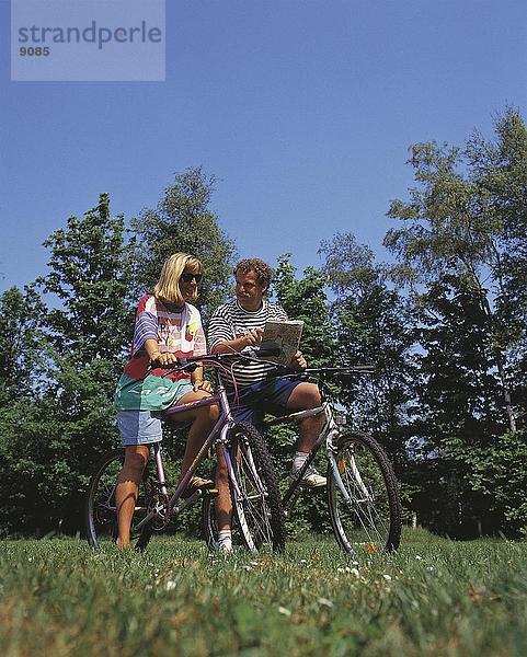 Paar Lesung Fahrplan auf Fahrrädern