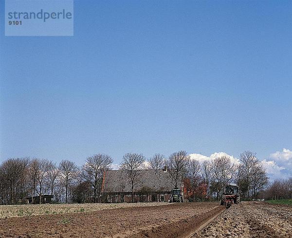 Bauern Pflügen Feld mit Traktor  Niederlande
