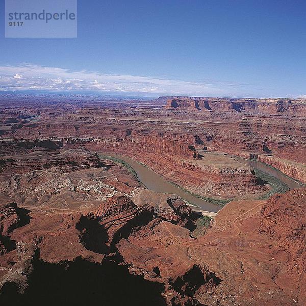 Erhöhte Ansicht eines Flusses fließt durch trockenen Landschaft  Colorado River  Canyonlands National Park  USA