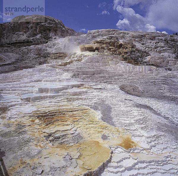Dampf kommen aus der heißen Quellen Kalk Terrassen  Yellowstone National Park  Wyoming  USA
