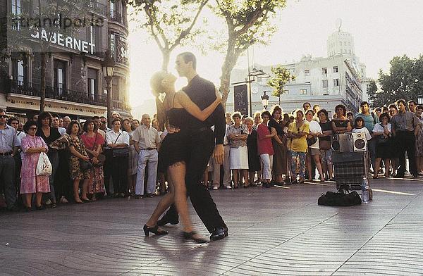 Menschen auf der Suche auf ein paar den Tango tanzen auf der Straße  La Rambla Street  Barcelona  Spanien