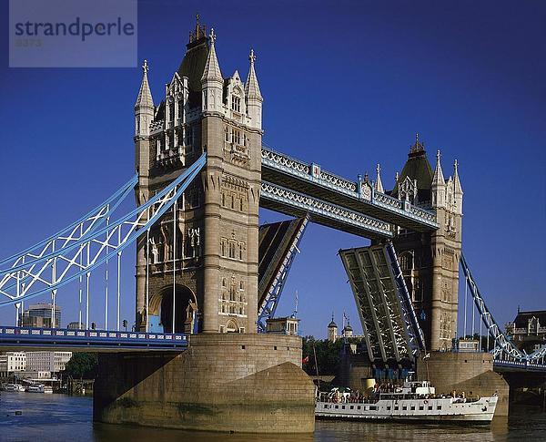Eröffnet Tower Bridge  Tower Bridge  London  England