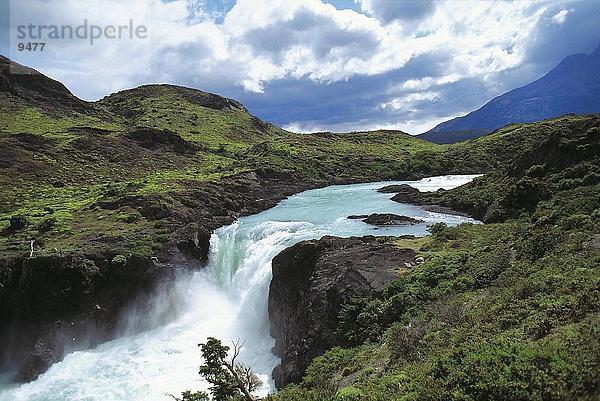 Wasserfall fließt durch Berg  Salto Grande  Torres del Paine National Park  Chile